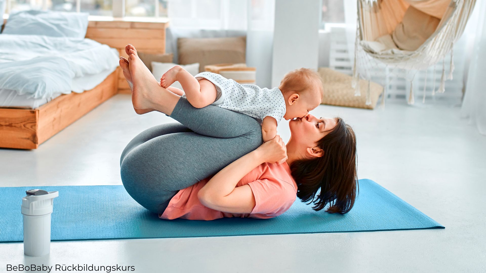 Mama trainiert mit Baby beim BeBoBaby Rückbildungskurs